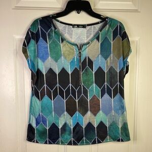 Lapa patten short sleeve‎ quarter zip blouse.